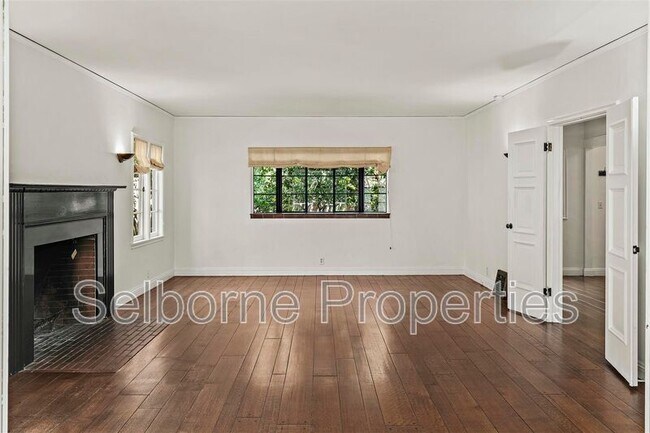 Building Photo - 25 Selborne Dr