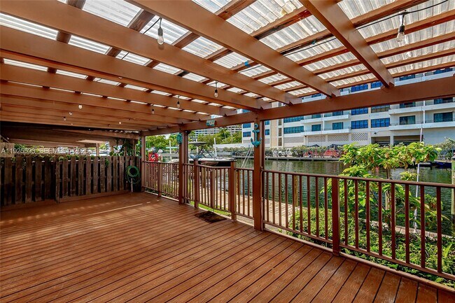 Building Photo - 2621 Parkview Dr S