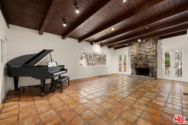 Building Photo - 2370 Nichols Canyon Rd