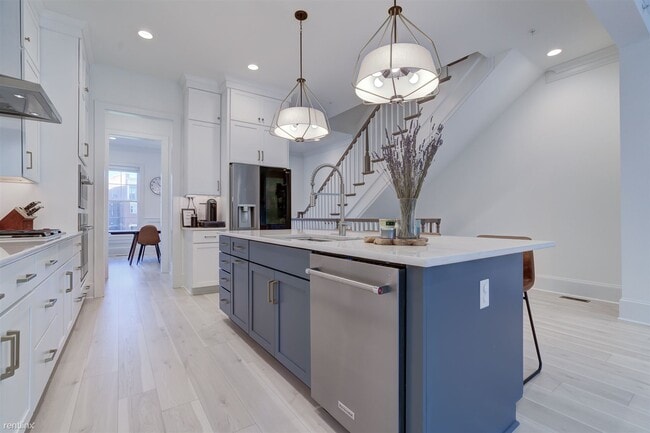 Building Photo - 5 br, 4.5 bath Townhome - 342 Purbrook Ln