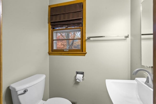 Building Photo - 3032 W 9th St