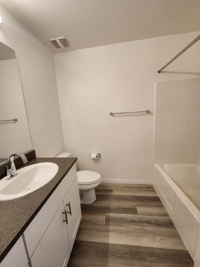 Building Photo - Modern Comfort Meets Vegas Vibes! – Utilit...