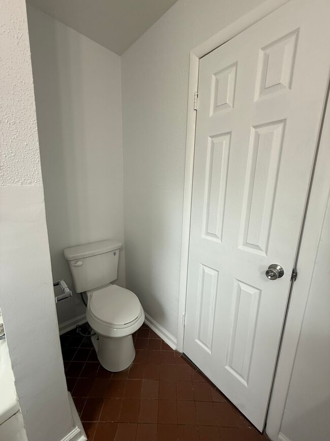 Building Photo - 4 Bedroom 2 Bathroom House Available NOW!