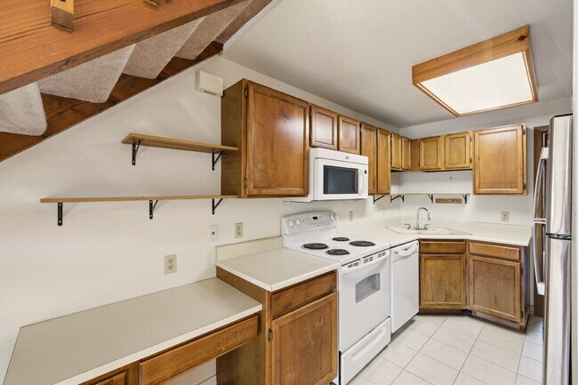 Building Photo - Open Concept Two Bed Two Bath Townhouse!