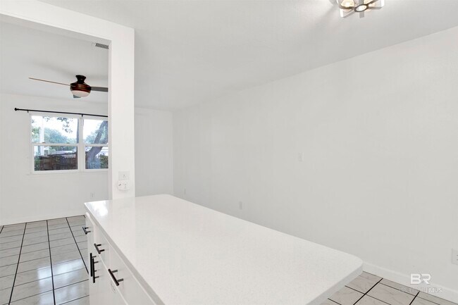 Building Photo - 208 E 22nd Ave