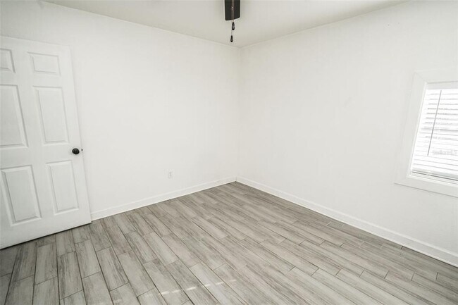 Building Photo - 1007 E 32nd Ave