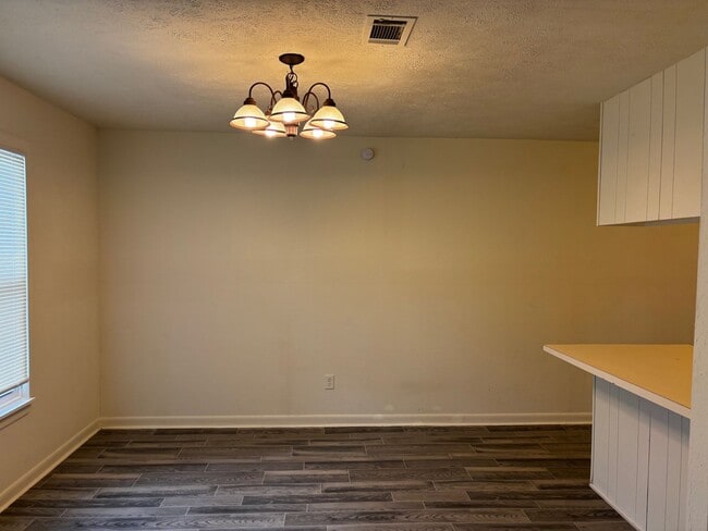 Building Photo - 3 Bedroom 2 Bath
