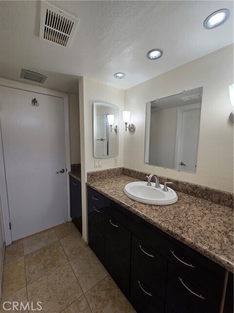 Building Photo - 35200 Cathedral Canyon Dr