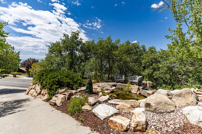 Building Photo - Stunning 5-Bedroom Modern Home with Panora...