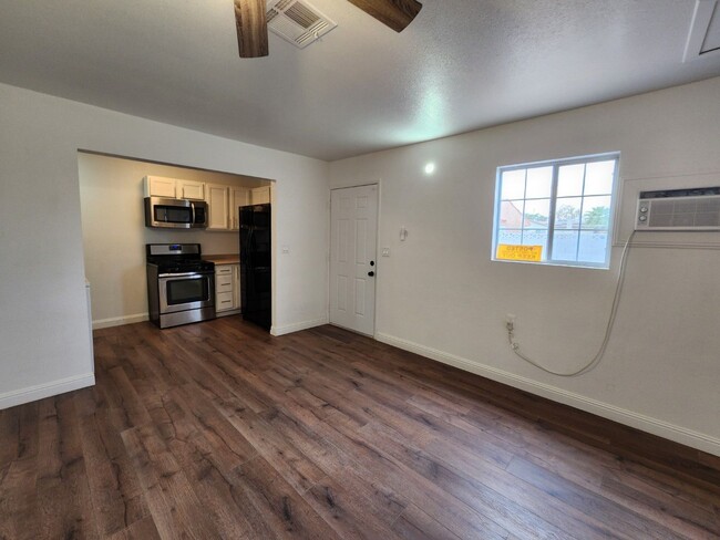 Building Photo - Renovated Beauty with a full-service Casita