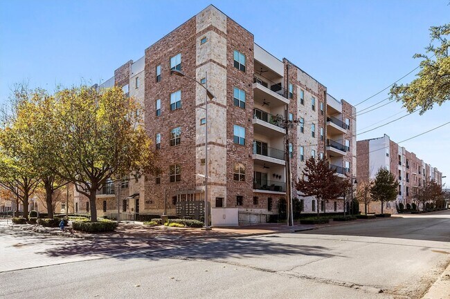 Building Photo - 15875 Spectrum Dr