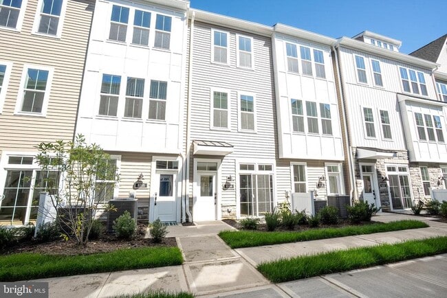 Building Photo - 8104 Donatello Dr