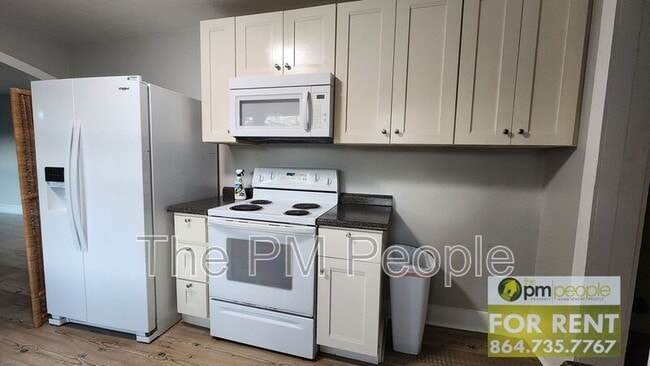 Building Photo - 2 Pineview Dr