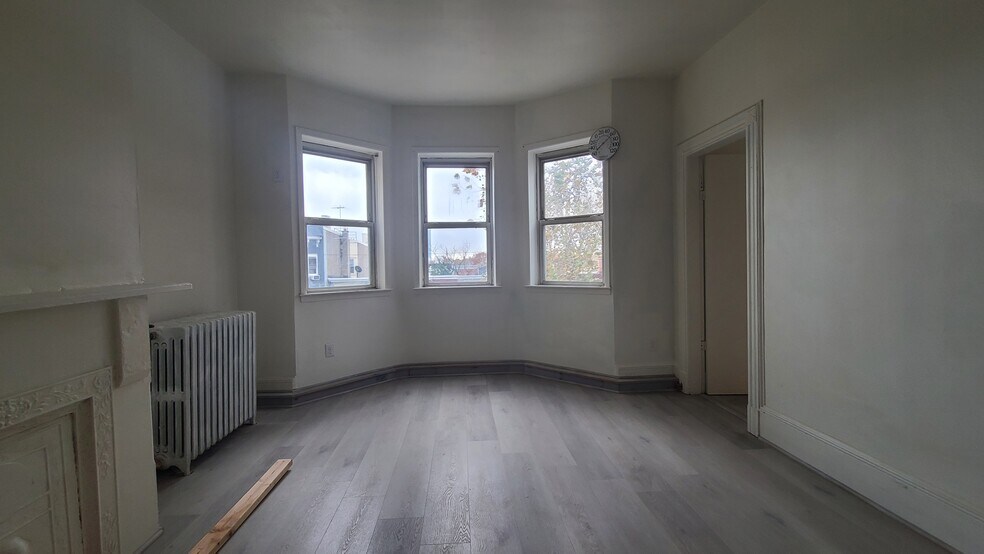 Building Photo - 242 Bowers St