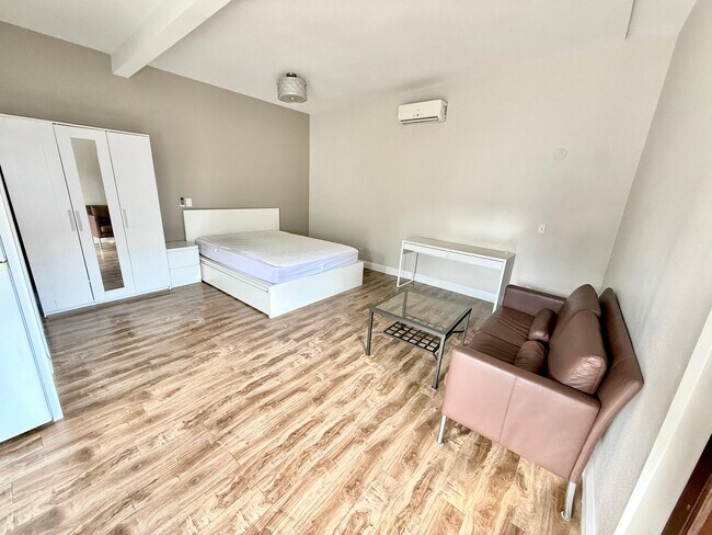 Building Photo - 1535 Livonia Ave