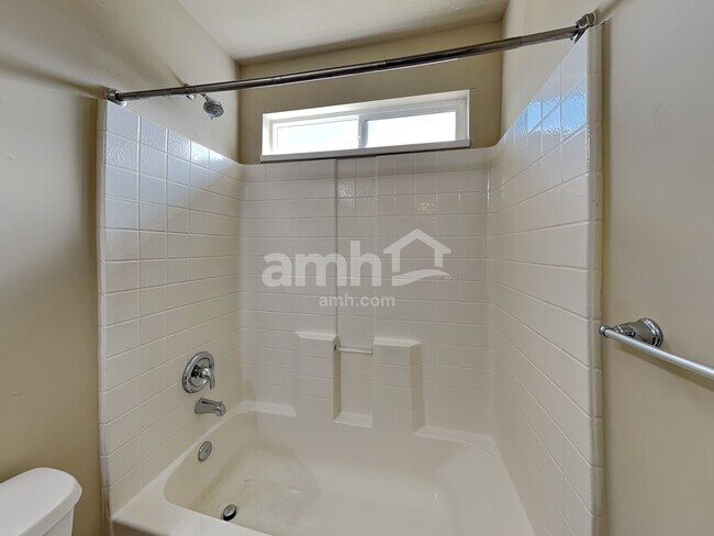 Building Photo - 865 Southhampton Dr