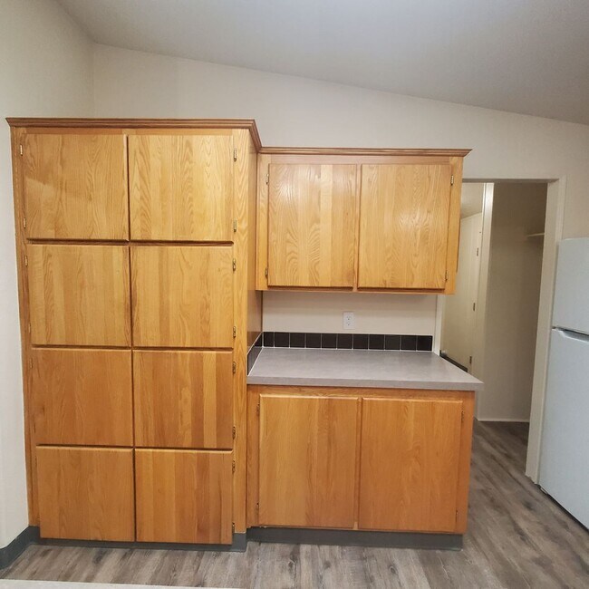 Building Photo - Newly Renovated Pet Friendly 3 Bed / 2 Bat...