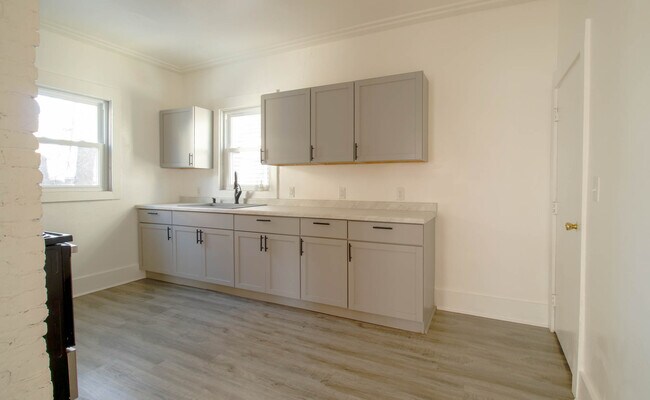 Building Photo - 418 W Irving Ave
