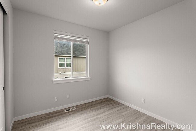 Building Photo - Beautiful 3-Bed | 2.5-Bath Townhome | Expansive Private Outdoor Space | Reeds Crossing