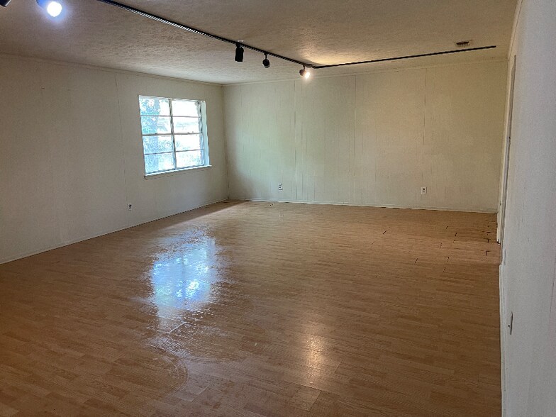 Building Photo - 2111 Scripture St