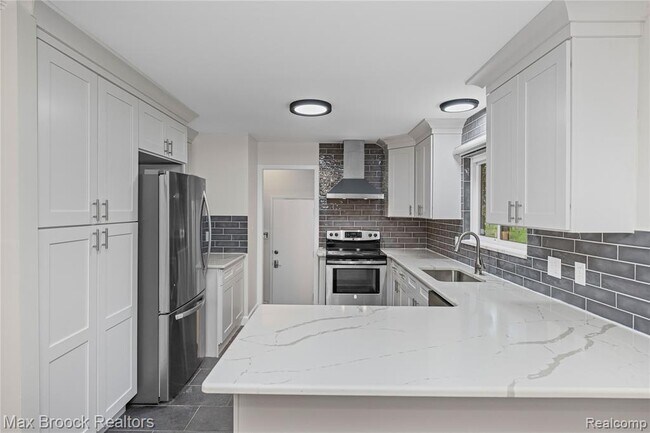 Building Photo - 6695 Lahser Rd