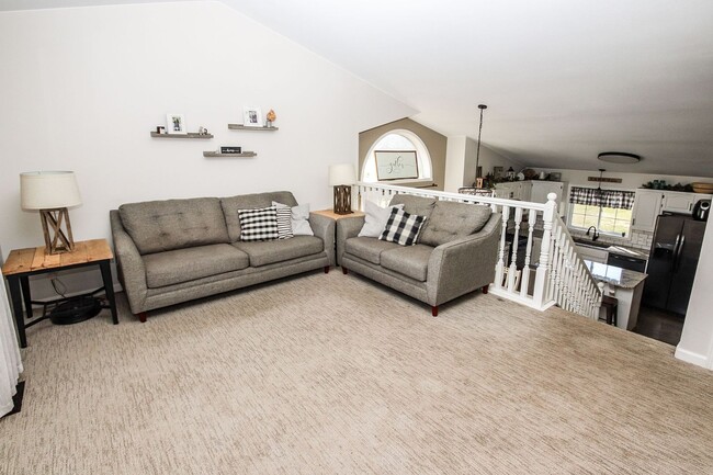 Building Photo - Beautiful newly remodeled home in quiet Sa...