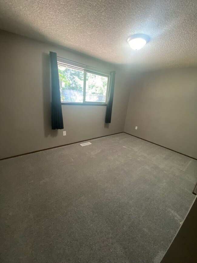 Building Photo - 3 Bed Room 1.75 Bath , New Floor Covering , New Interior Paint