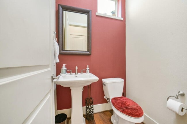 Building Photo - 5425A Hidalgo St