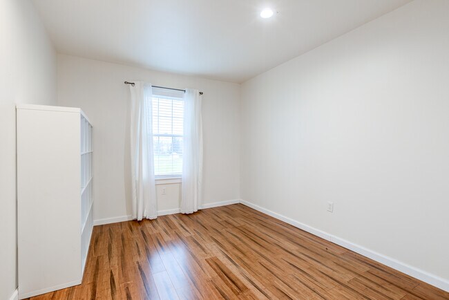 Building Photo - 421 Wendover Dr