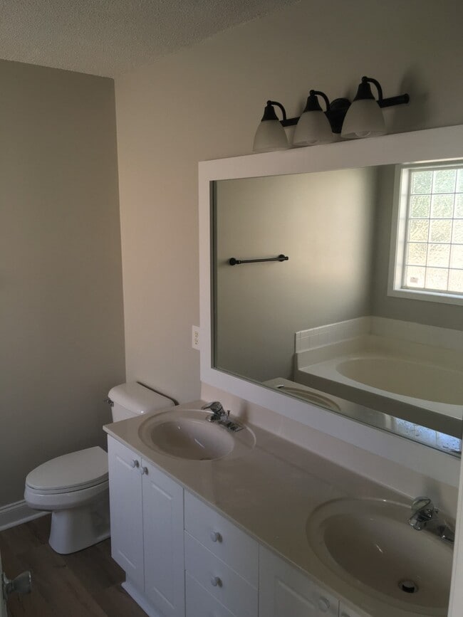 Building Photo - 720 Hillside Dr