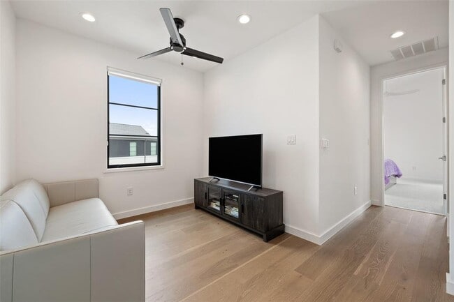 Building Photo - 705 Ariana Ct