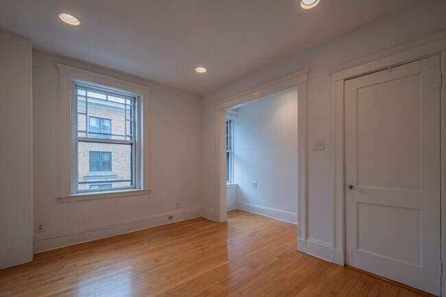 Building Photo - 2 Newport Rd