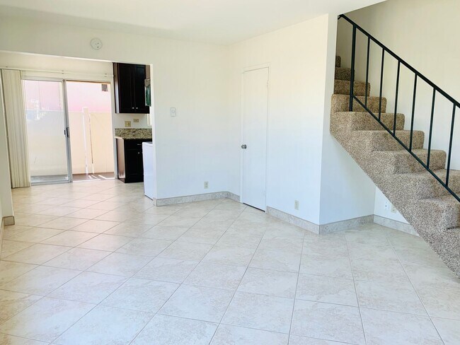 Building Photo - PERFECTLY LOCATED POINT LOMA 2BD/1.5BA TOW...