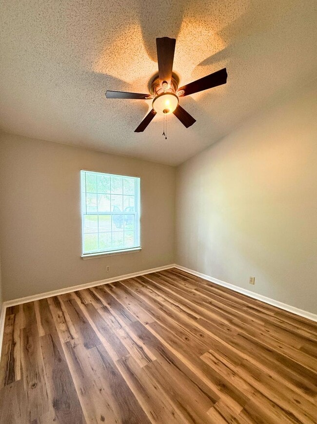 Building Photo - 4/2 with access to Community Amenities