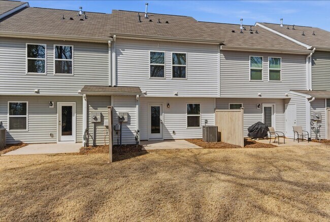 Building Photo - Beautiful 3 Bedroom 2.5 Bath Townhome in East Main Meadows