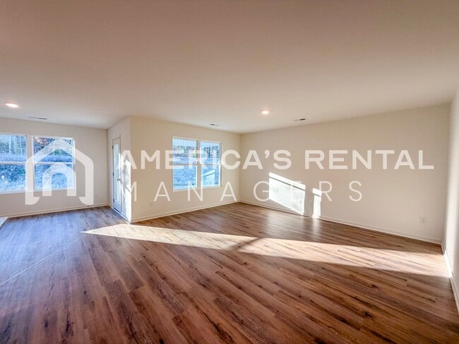 Building Photo - Coming Soon! Available to view NOW!! MOVE ...