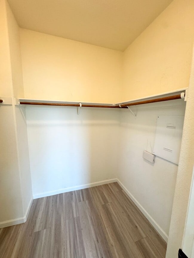 Building Photo - THREE BEDROOM TWO AND A HALF BATH POOL USE SEE VIDEO