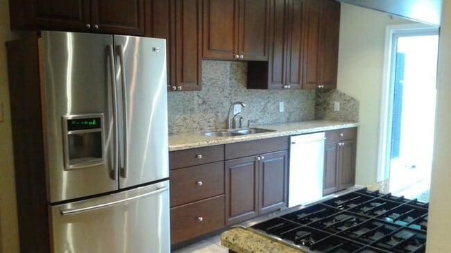 Building Photo - 619 37th St