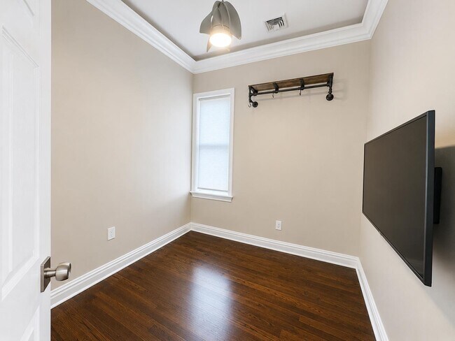 Building Photo - 6816 Bellevue Ave