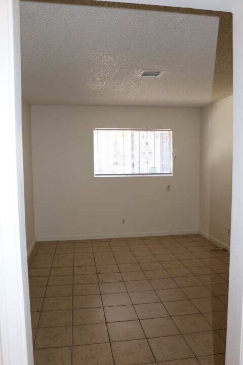 Building Photo - NO SHOWINGS UNTIL 12/15/25