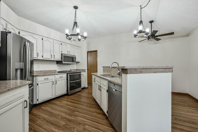 Building Photo - 1108 Redwood Dr