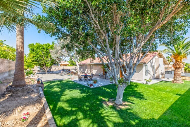 Building Photo - Spacious 2-Bedroom Home with Room to Roam ...