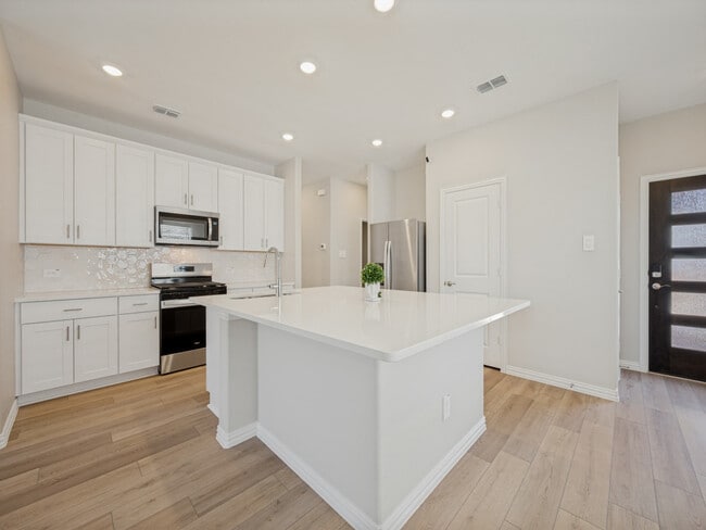 Building Photo - 715 Dotty Dr