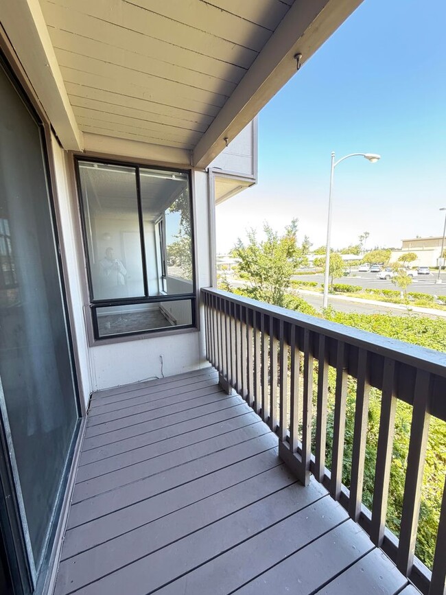 Building Photo - 2101 Shore Line Dr