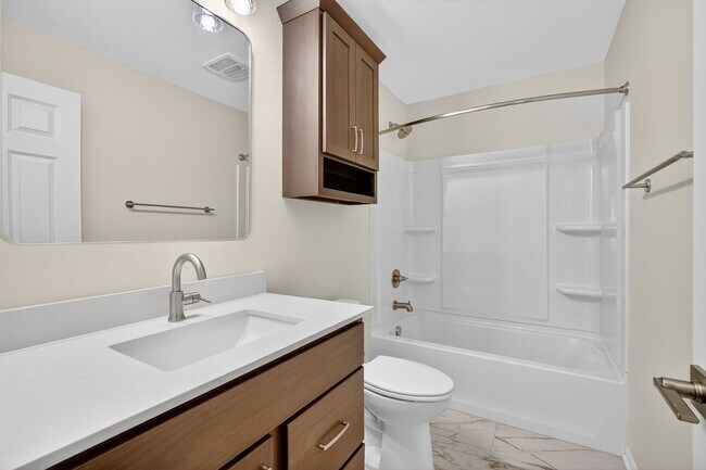 Main Floor Bath - 5428 Norris St