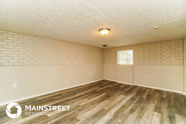 Building Photo - 3179 Latonia Rd