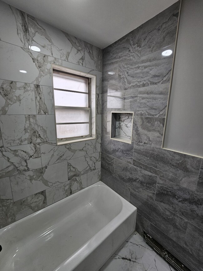 52-54 W Stratford Pl 1 - 54 W Stratford Pl