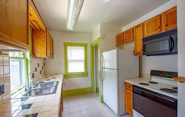 Building Photo - 1209 S 55th St