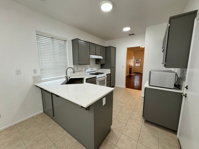 Building Photo - 905 Sapphire Cir