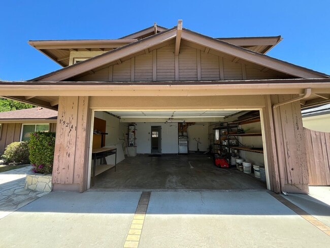 Building Photo - Northridge pool home w/5+3, including down...